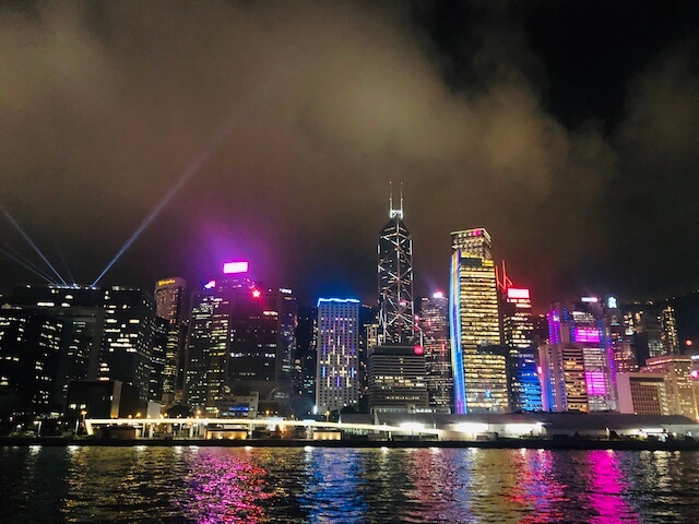香港の夜景を贅沢に満喫しよう！クルーズでしか見れない絶景【シンフォニーオブライツ】